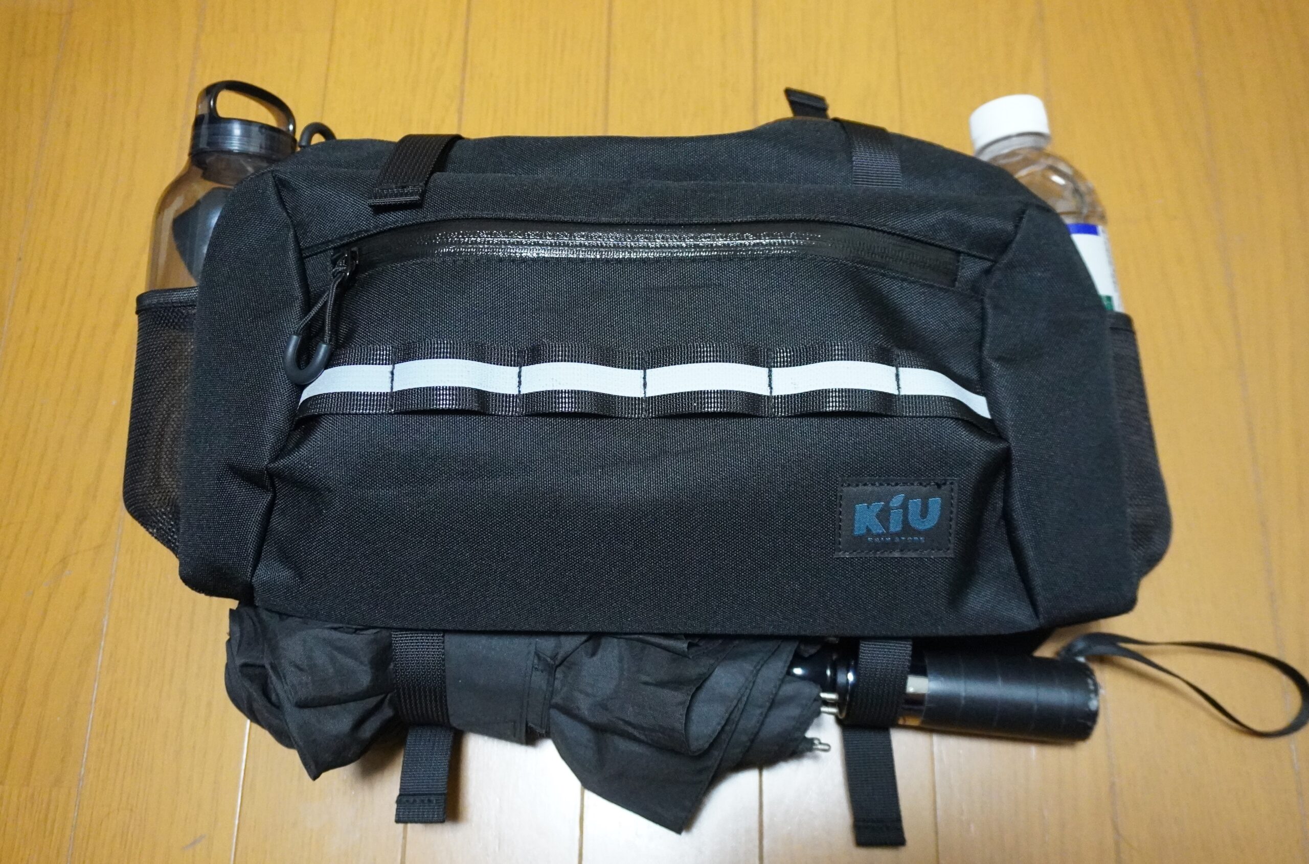 レビュー】ついに発見！500mlペットボトルが入るショルダーバッグ。KiU フィッシングボディバッグ K302 